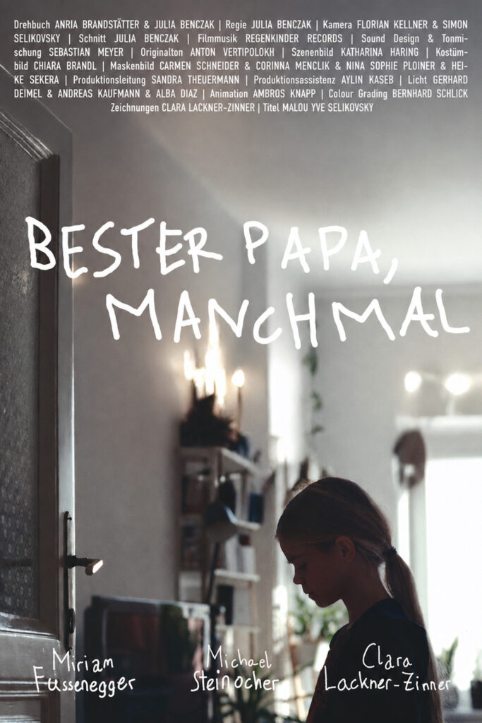Filmplakat zu „Bester Papa, manchmal“ mit nachdenklicher Szene eines Mädchens im Wohnraum.