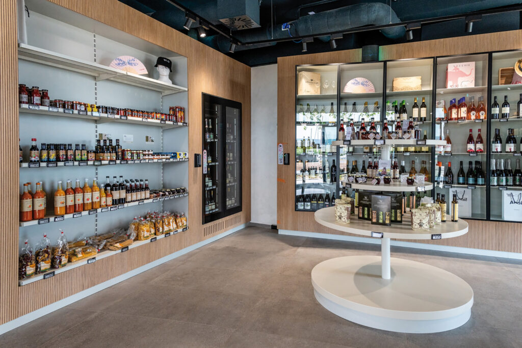 Restaurant Libelle: Feinkost, regionale Spezialitäten und ausgewählte Weine im stilvollen Shopbereich am Neuen Strand.
