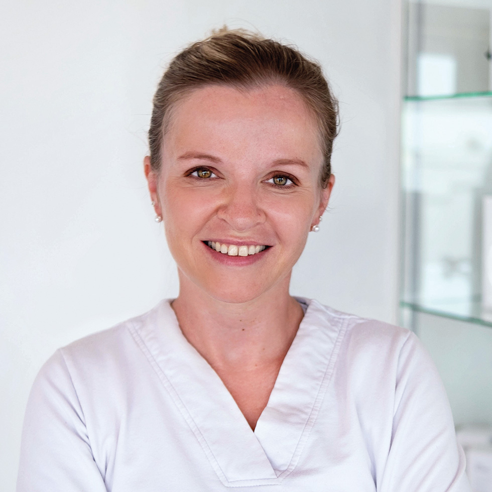 Hack your Health: Porträt einer Frau in weißer medizinischer Arbeitskleidung in einer Praxis oder Ordination.