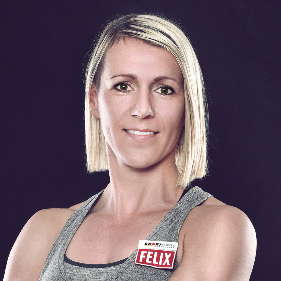 Hack your Health: Porträt von Nicole Trimmel im Sportoutfit vor dunklem Hintergrund.