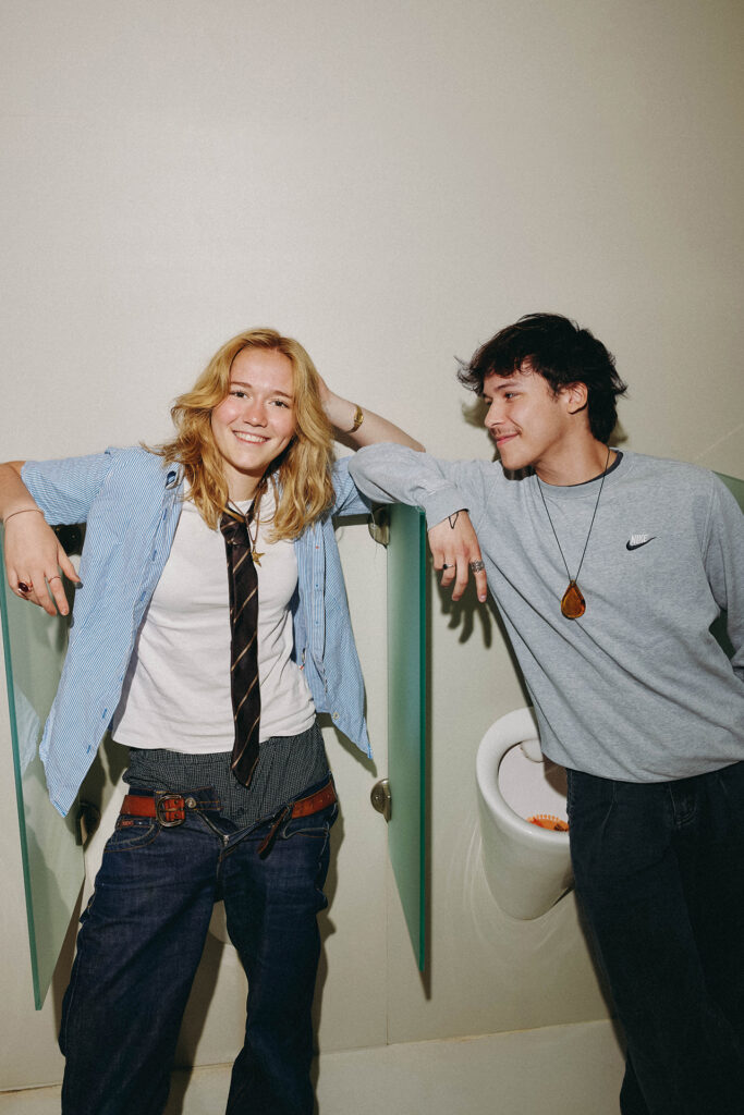 Churro64 und Luisa Schweig posieren lässig gemeinsam bei einem Indoor-Shooting mit urbanem Lifestyle-Look.