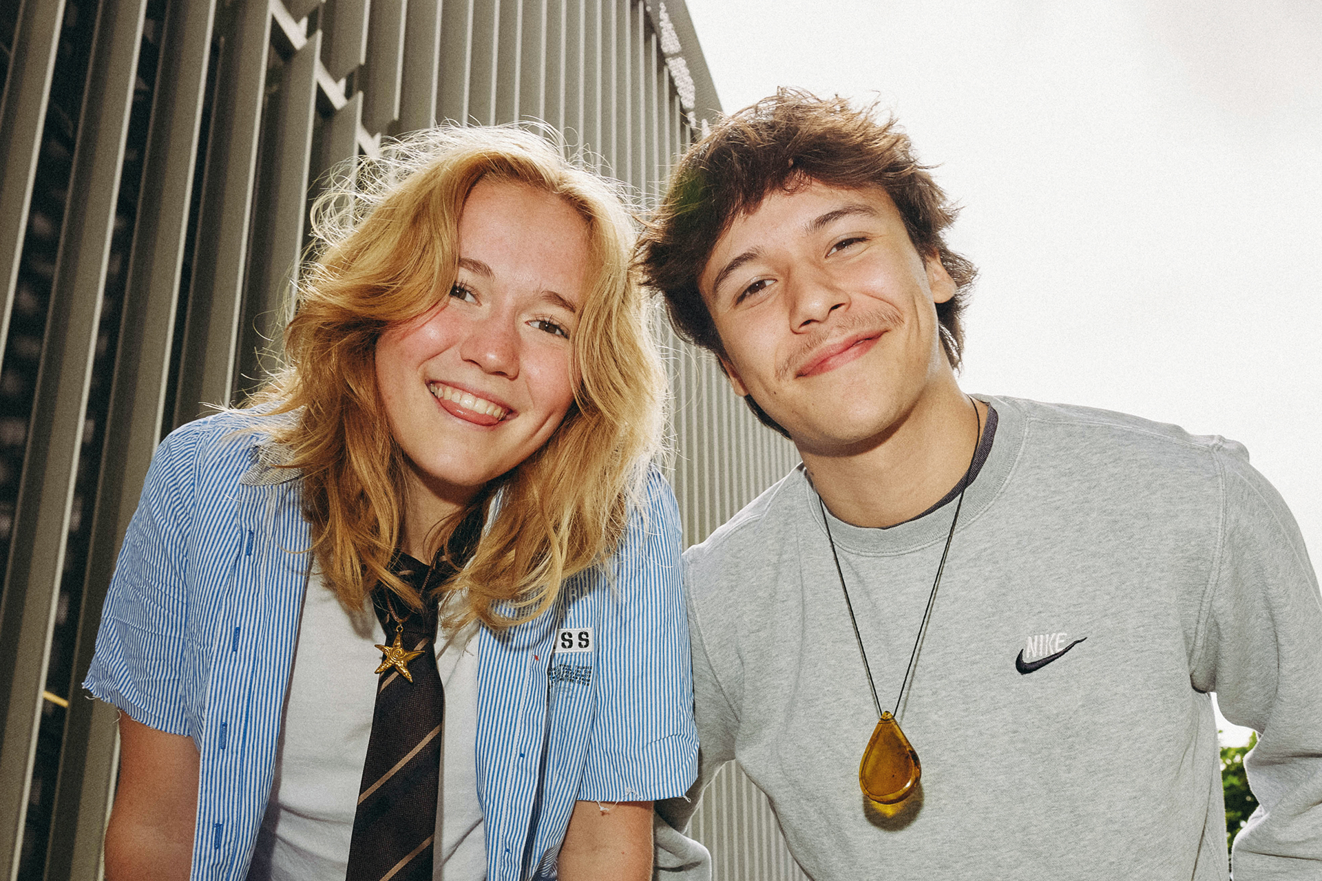 Churro64 und Luisa Schweig bei einem entspannten Outdoor-Porträt mit modernem Streetstyle-Look.