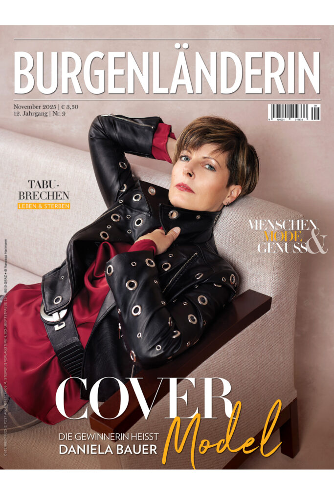Covermodel: Magazincover der BURGENLÄNDERIN mit einer Frau im schwarzen Lederlook und roter Bluse auf einem Sessel, Titelthema „Covermodel Daniela Bauer“.
