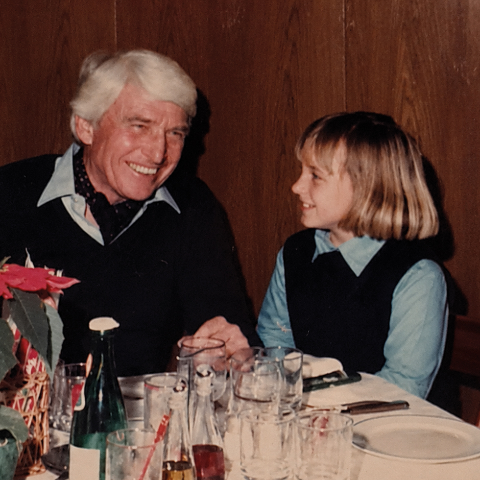 Historisches Foto zum Vatertag mit Vater und Tochter bei einem gemeinsamen Essen im Restaurant.
