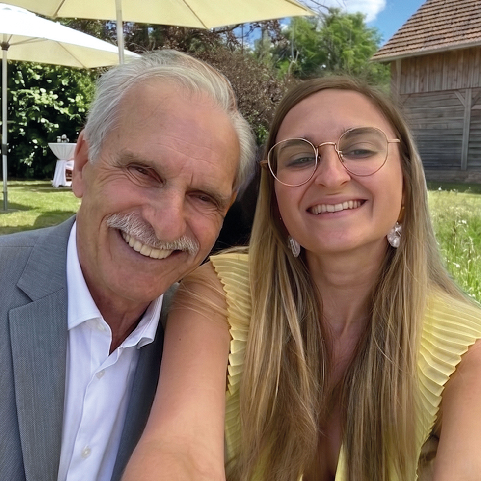Tochter macht ein Selfie mit ihrem Vater bei einer Feier im Freien zum Vatertag.