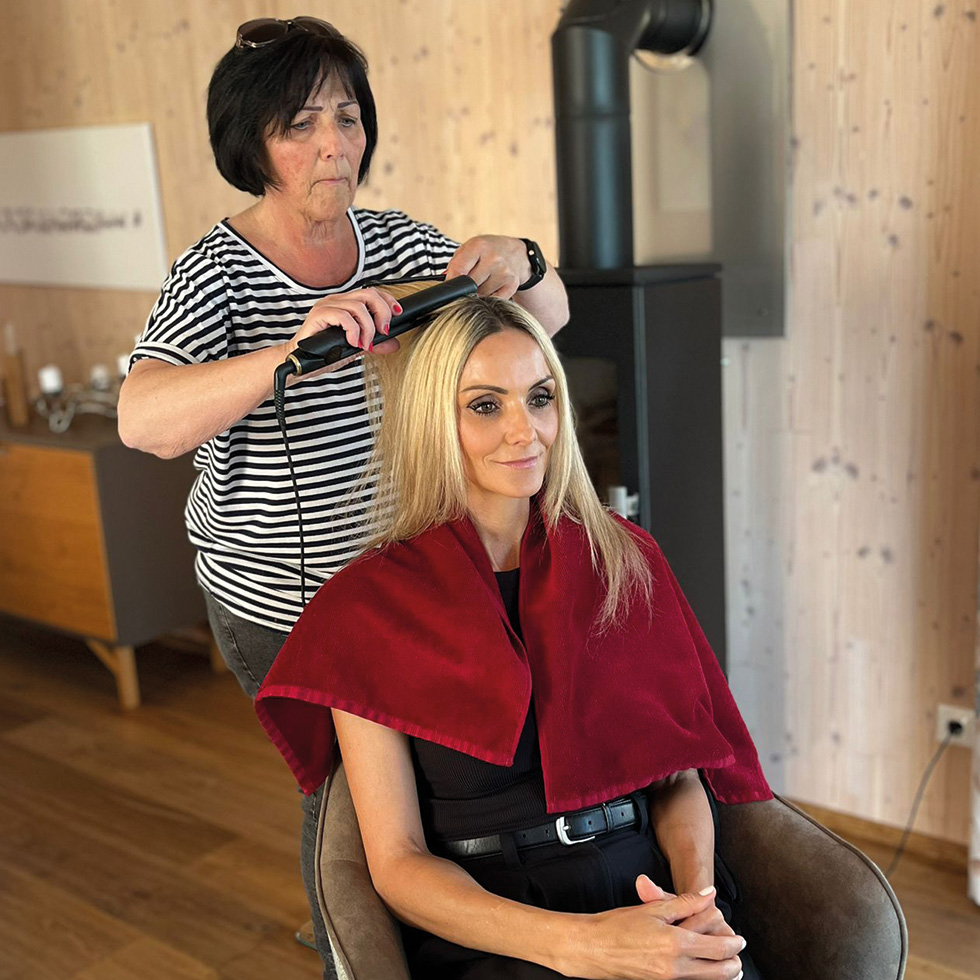 Sommer-Behind-the-Scenes: Styling und Haare machen vor dem Modeshooting in entspannter Indoor-Atmosphäre.