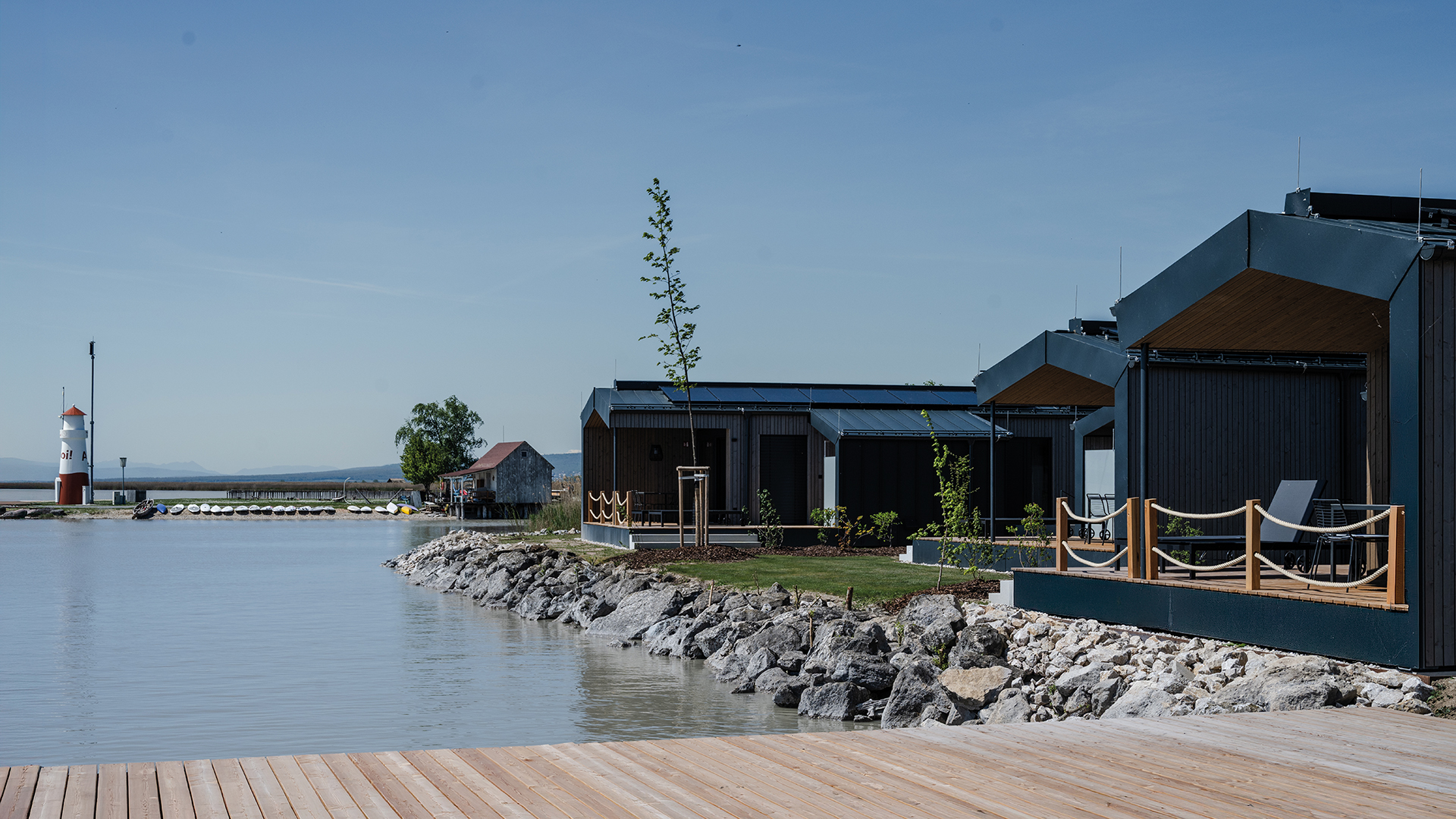 Neuer Strand: Exklusive Seehäuser mit privater Terrasse und direktem Zugang zum Wasser am Neusiedler See.