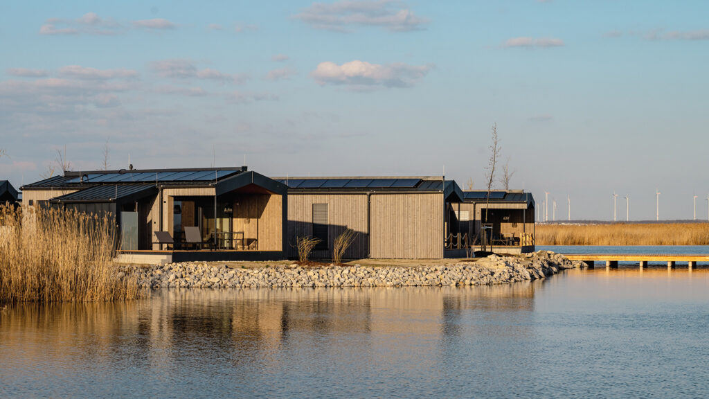 Neuer Strand: Moderne Waterfront-Lodges direkt am Wasser mit nachhaltiger Architektur und Blick auf den Neusiedler See.