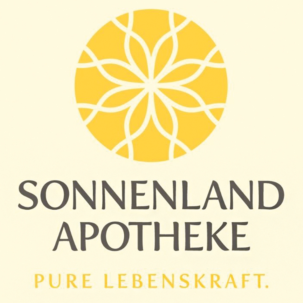 Hack your Health: Logo der Sonnenland Apotheke mit gelber Blütengrafik und dem Slogan „Pure Lebenskraft.“