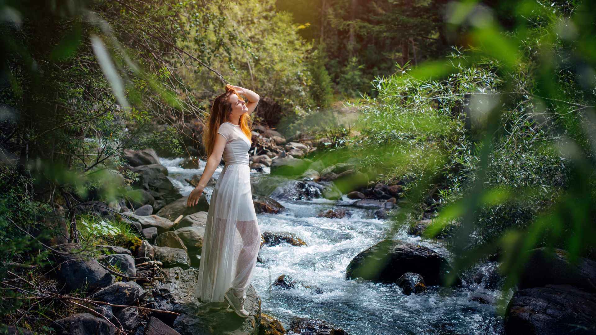 Coolcation: Frau im Wald an einem Bach