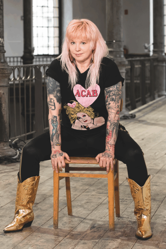 Foto von Sarah Held auf einem Sessel sitzend