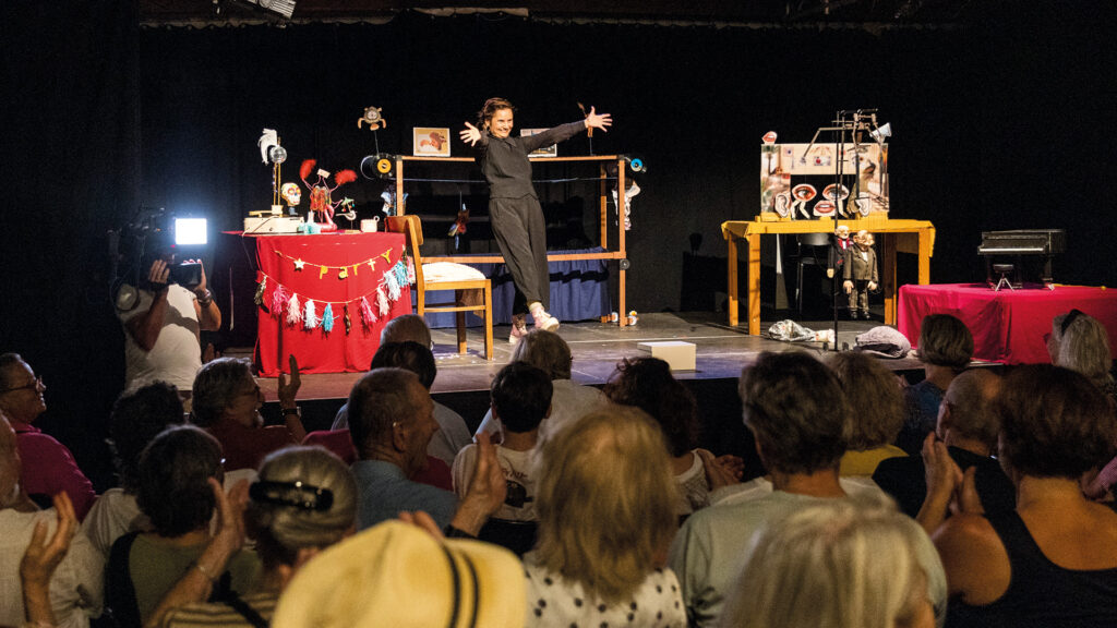 Kunst: Schauspielerin bedankt sich auf der Bühne beim Publikum nach einer gelungenen Theateraufführung.