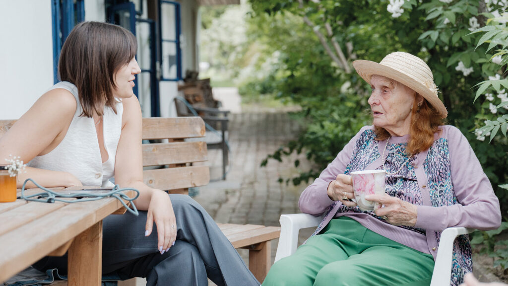Hannah Darabos und Brigitte Antonius im Gespräch im Garten des Stoober Streckhofs.