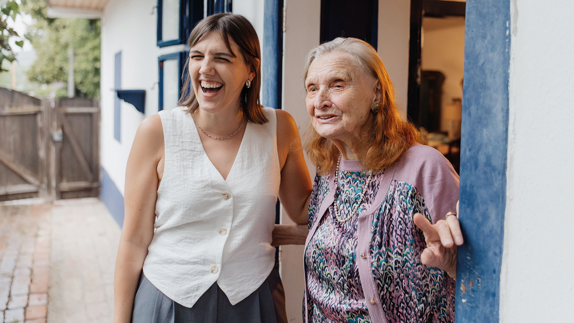 Hannah Darabos und Brigitte Antonius lachen gemeinsam vor dem Stoober Streckhof in Stoob.