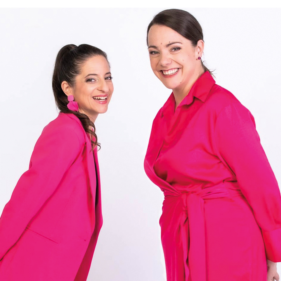 Die Kernölamazonen posieren in leuchtend pinken Outfits für ihren Auftritt beim Kultursommer Güssing.