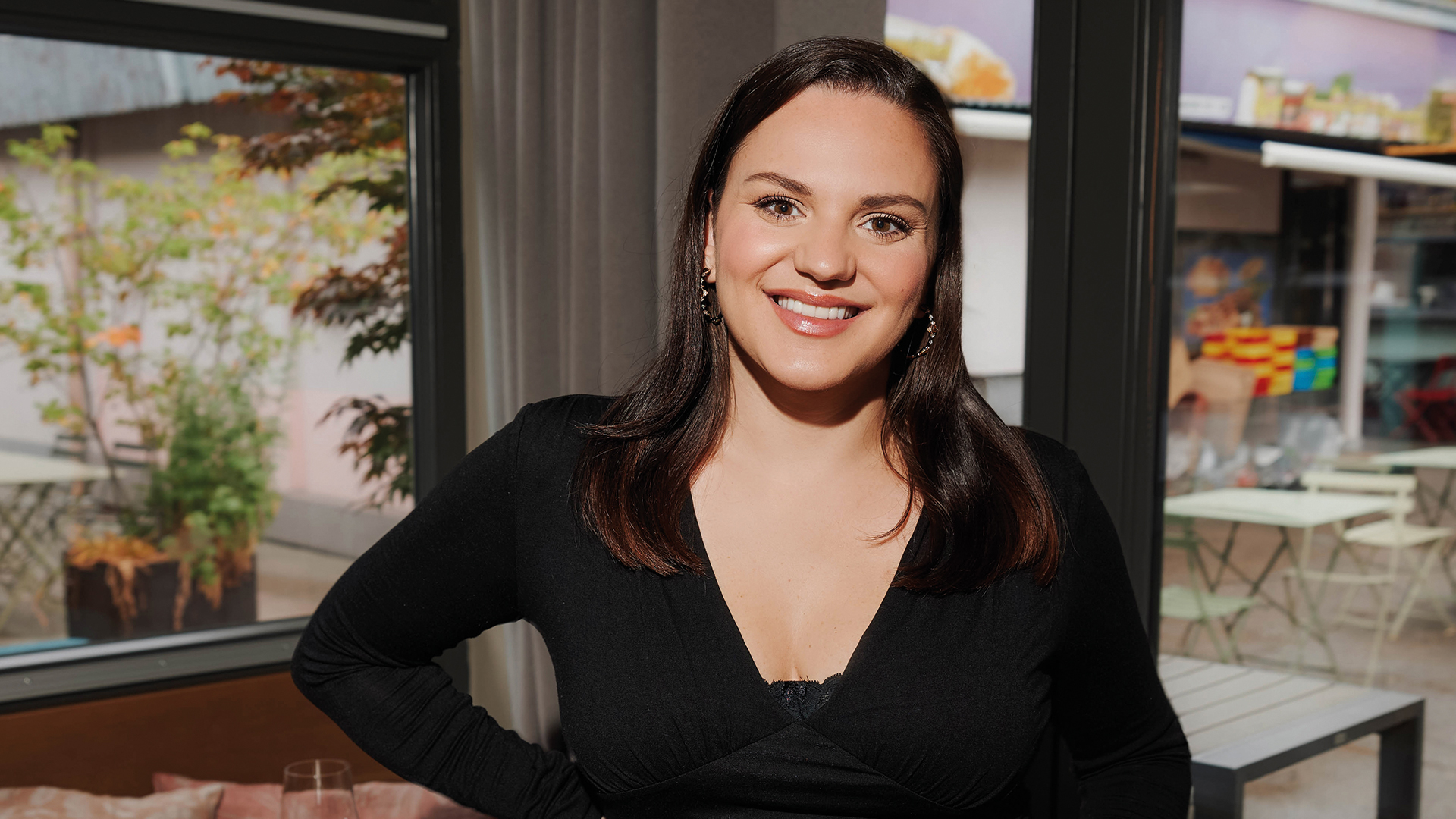 Ina Jovanovic lächelt in die Kamera – authentisches Porträt der Unternehmerin und Social-Media-Expertin.