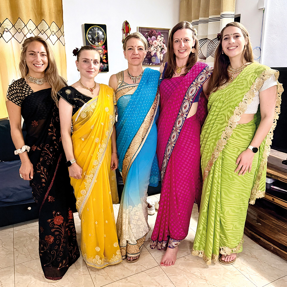 Mauritius: Frauen in farbenfrohen Saris bei einem traditionellen Besuch in einem Wohnhaus auf Mauritius.