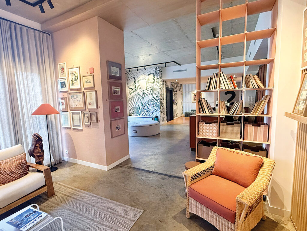 Stilvoll gestalteter Hotel- oder Loungebereich mit Bücherregal und modernem Interieur auf Mauritius.