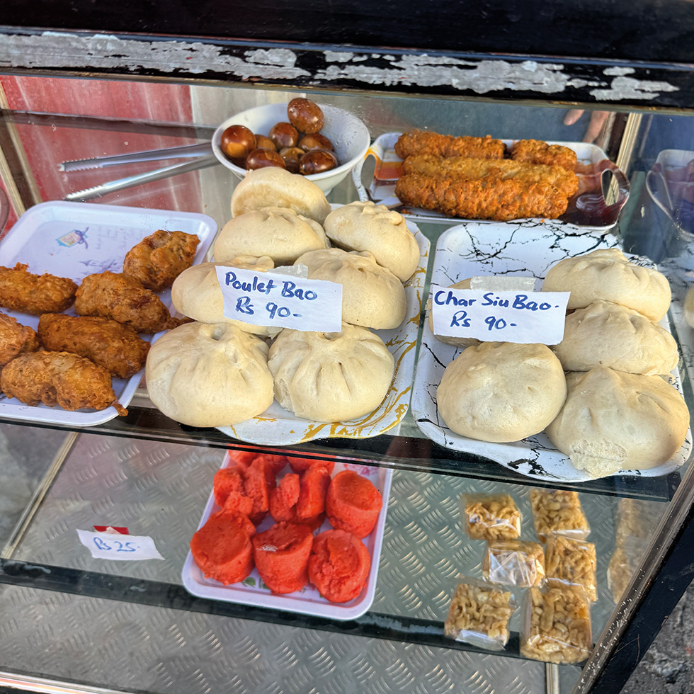 Mauritius: Asiatische Snacks und gedämpfte Bao-Brötchen in einer Straßenküche auf Mauritius.