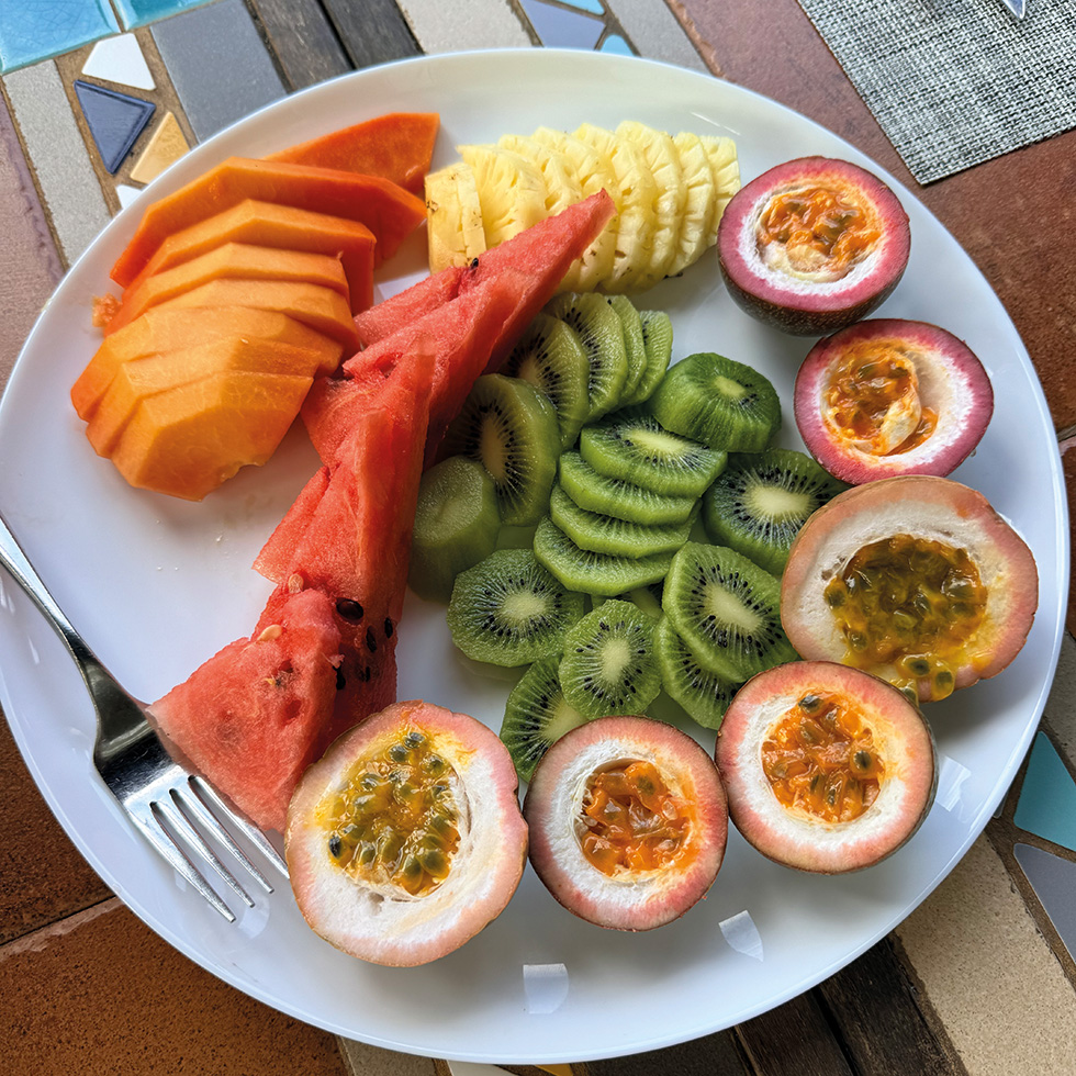 Mauritius: Tropische Früchte mit Passionsfrucht, Kiwi, Ananas, Papaya und Wassermelone auf Mauritius.