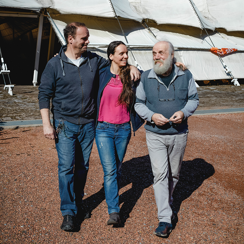 Juliane Bogner mit ihrem Vater und Großvater am Festivalgelände in Wiesen – generationsübergreifende Verbundenheit mit dem Kulturstandort.