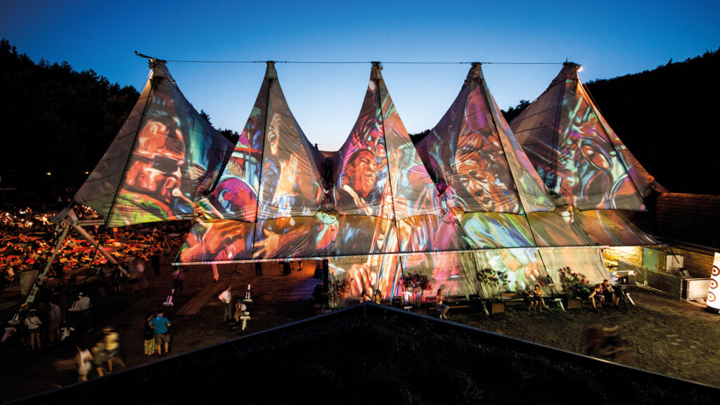 Lichtinstallation am Festivalgelände Wiesen bei Nacht – Kunst, Musik und Kultur verschmelzen zu einem einzigartigen Erlebnis.