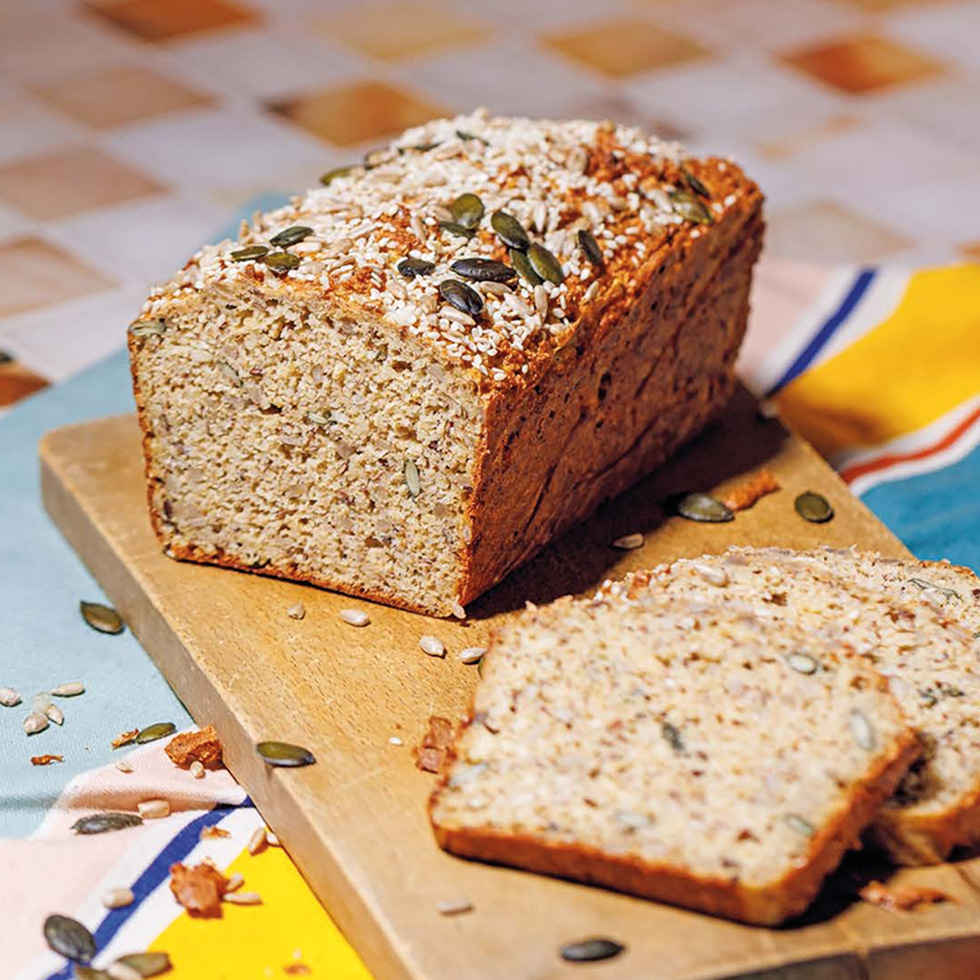 Abnehmen: Eiweißbrot ohne Mehl mit Saaten – proteinreiches Rezept zum Abnehmen und für eine ausgewogene Ernährung.