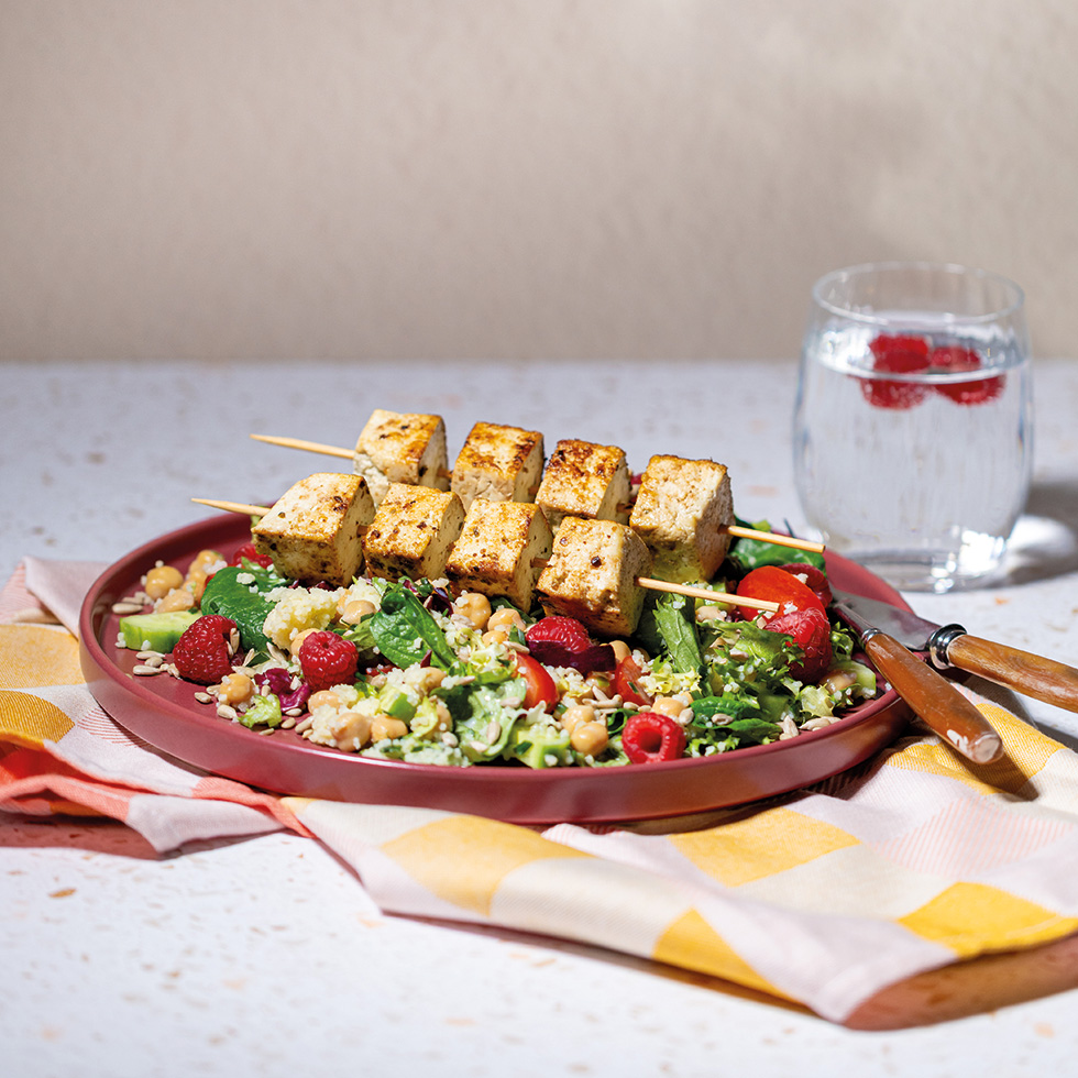 Abnehmen in der Menopause: Proteinreicher Salat mit Tofu, Kichererbsen und Beeren – ideales Gericht zum gesunden Abnehmen.