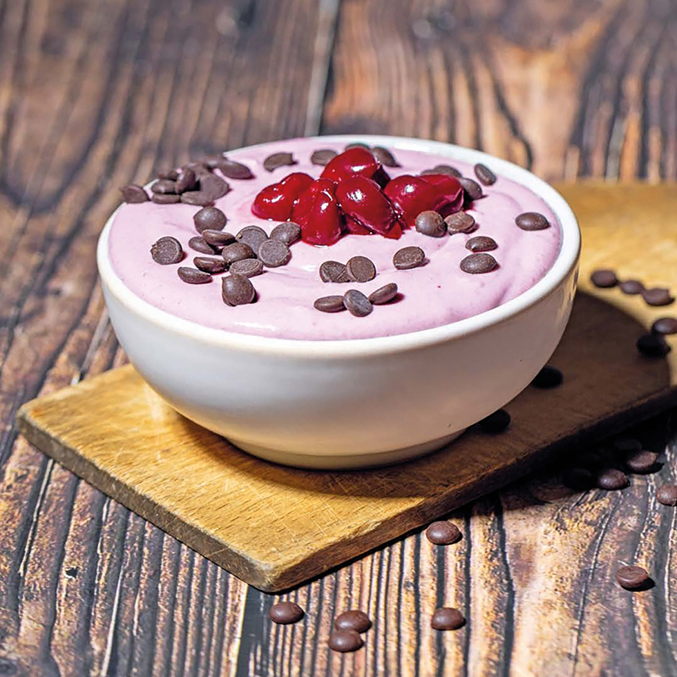 Abnehmen in der Menopause: Proteinreicher Kraft-Quark mit Kirschen und Schokodrops als sättigender Snack zum Abnehmen.