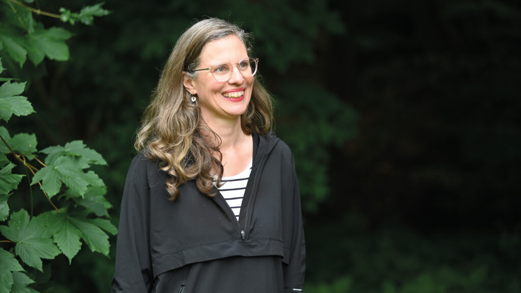 Landeshauptmann-Stellvertreterin Anja Haider-Wallner bei einem Fototermin im Wald.