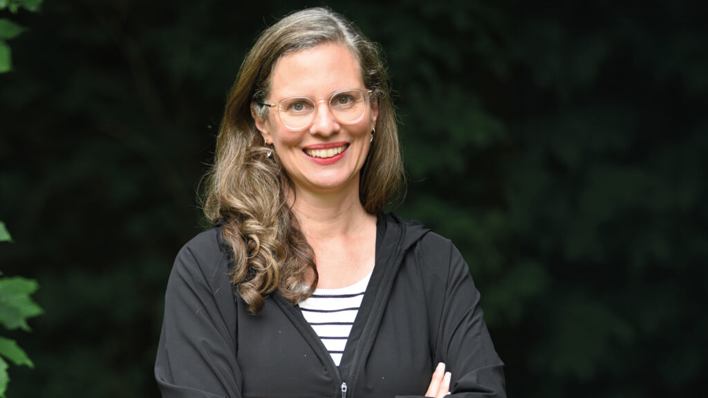 Porträt von Landeshauptmann-Stellvertreterin Anja Haider-Wallner in der Natur.
