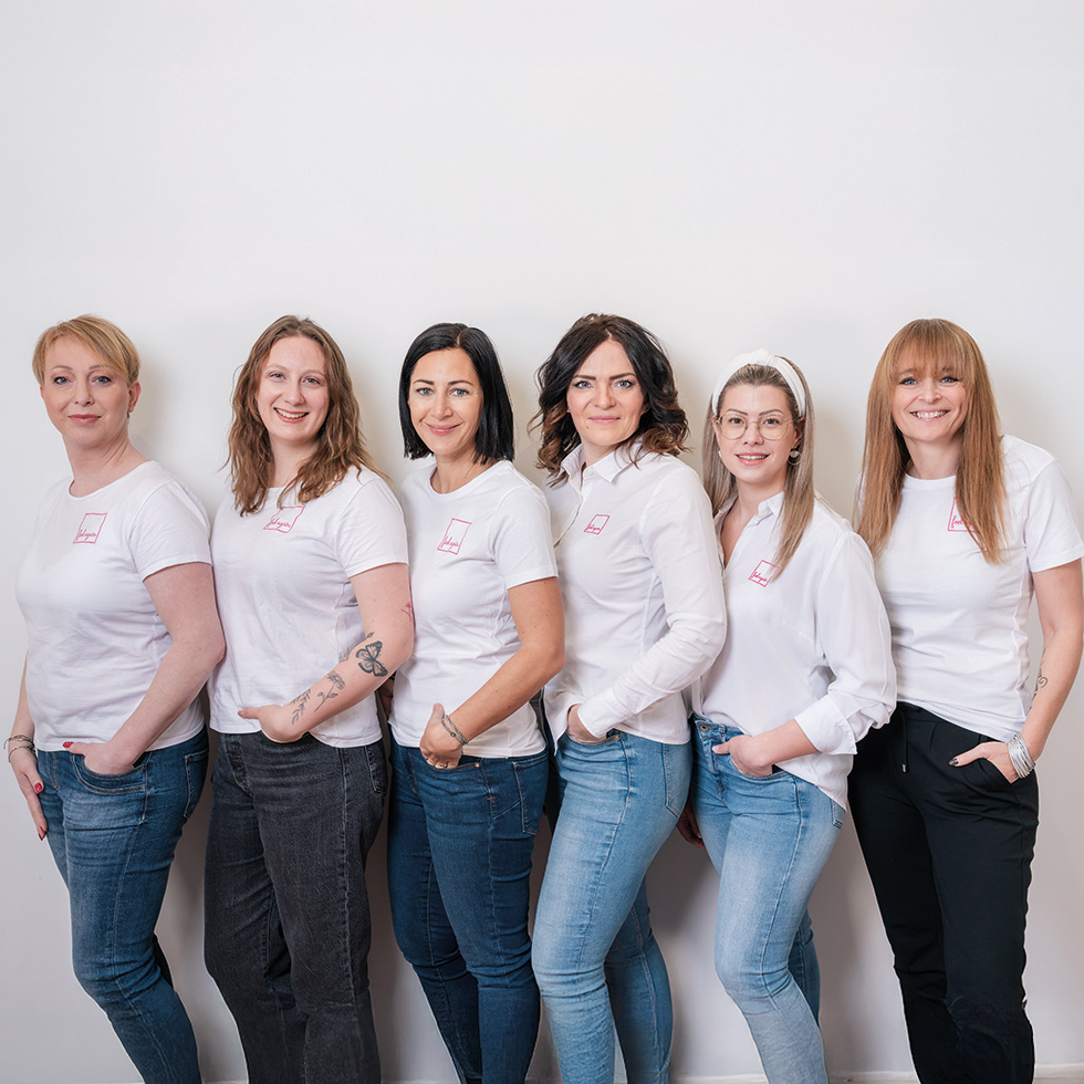 Top 100: Teamfoto von sechs Frauen in weißen Shirts – engagiertes Unternehmen und Teil der Top 100.
