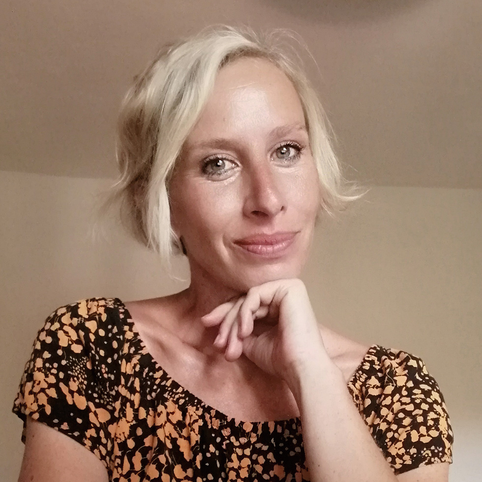 Top 100: Porträt einer Frau mit hellem Haar und gemustertem Kleid – Teil der Top 100 inspirierenden Frauen.