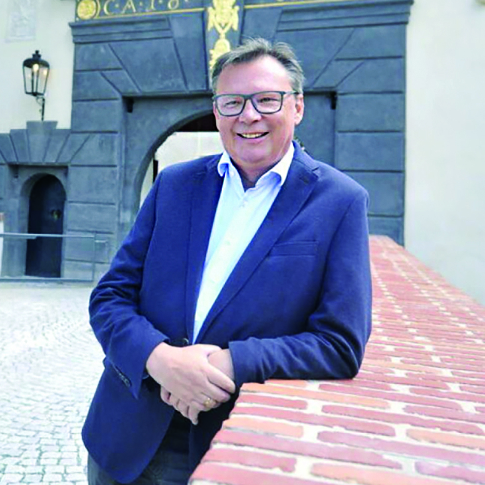Norbert Darabos vor dem Eingang der Friedensburg Schlaining, dem Kultur- und Veranstaltungszentrum im Burgenland.