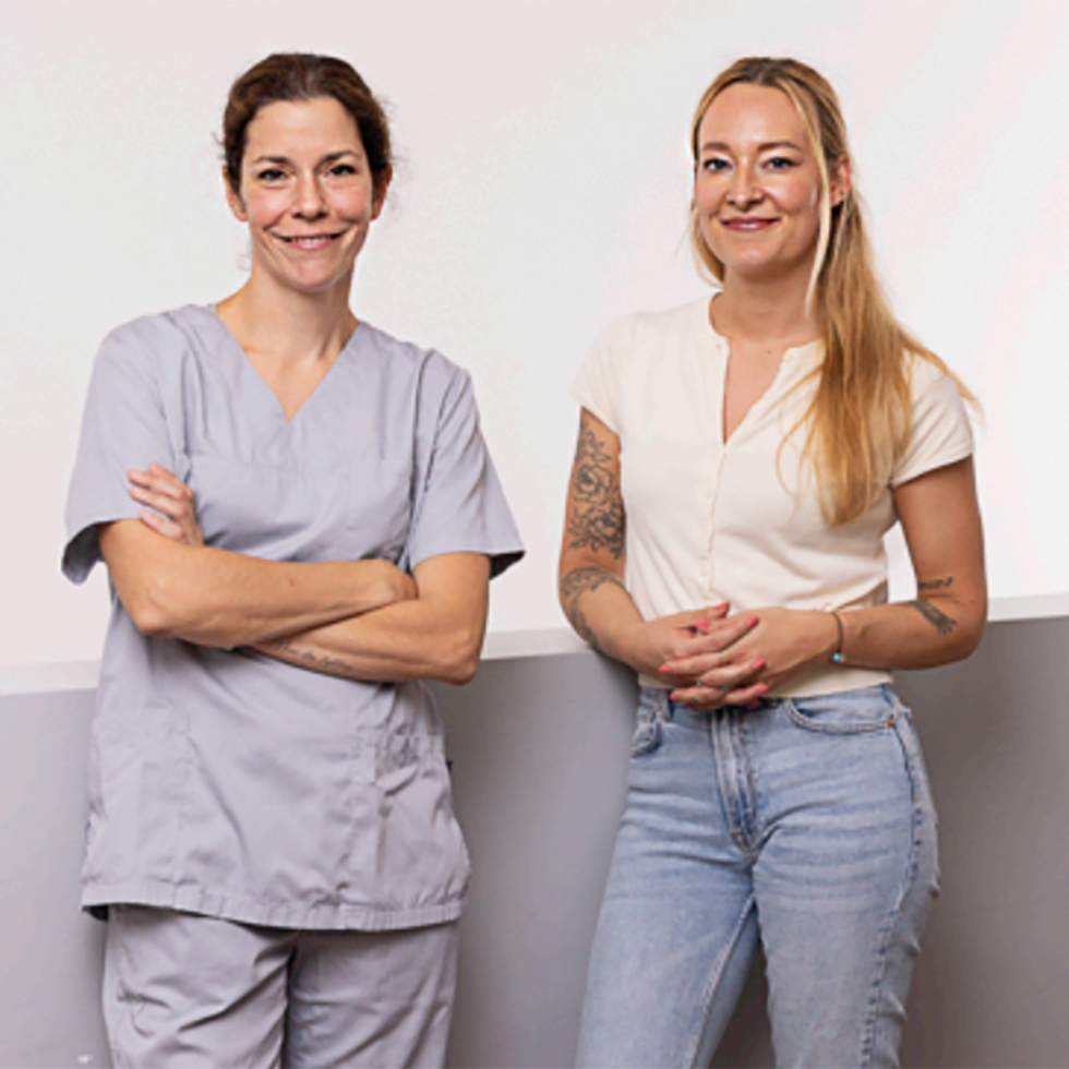 Das Leitungsteam der Tierklinik Parndorf mit Tierärztin und Klinikmanagerin im Porträt.