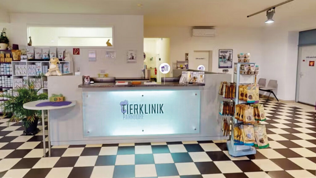 Empfangsbereich der Tierklinik Parndorf mit Rezeption, Wartebereich und Shop für Tierbedarf.