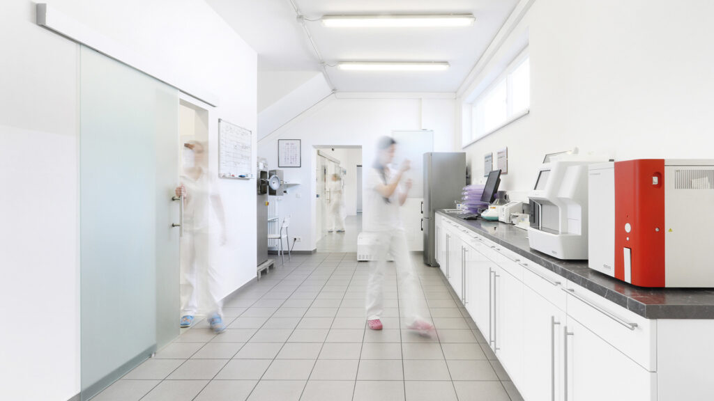 Modern ausgestattetes Labor der Tierklinik Parndorf für schnelle Diagnostik und präzise Untersuchungen.