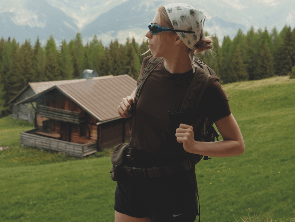 Foto von Content Creatorin Emma Strasser in der Natur