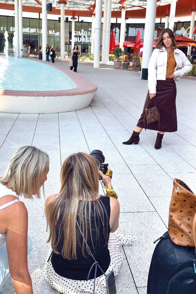 Covermodel beim Outdoor-Fotoshooting in modischem Herbstlook.