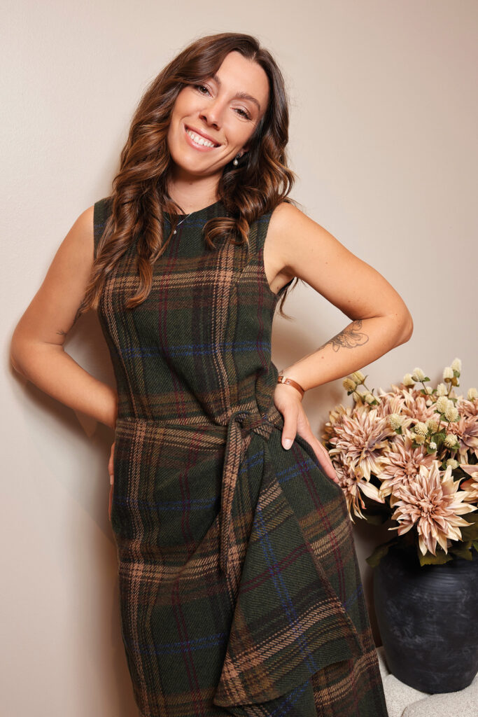 Covermodel im eleganten karierten Kleid beim professionellen Fotoshooting.