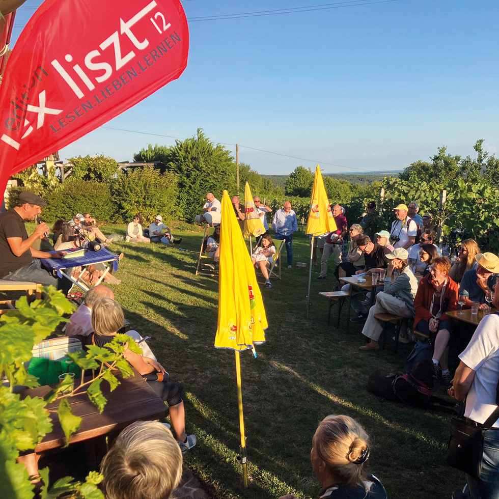 Veranstaltung im September beim Literaturfestival lex liszt 12 mit Publikum im Freien.