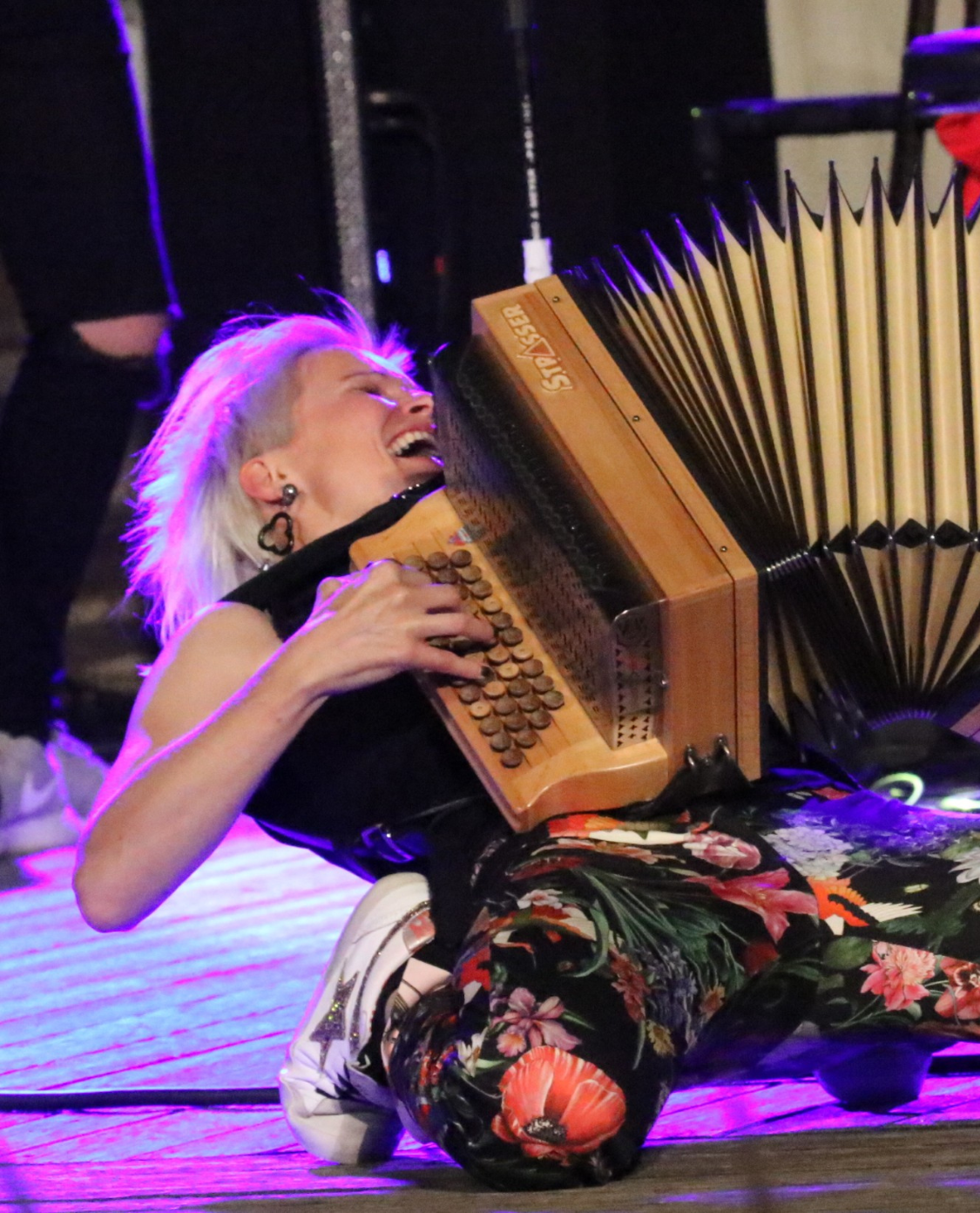 Christiane Meissnitzer auf der Bühne, spielend mit ihrer Harmonika.