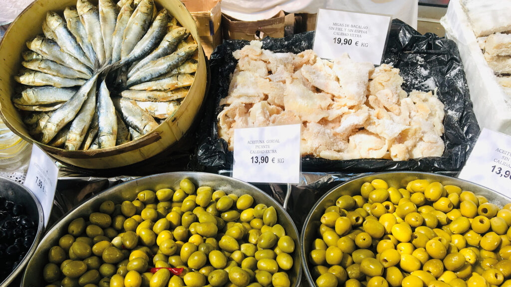 Mallorca kulinarisch: Fisch, Oliven und regionale Spezialitäten auf einem Markt.