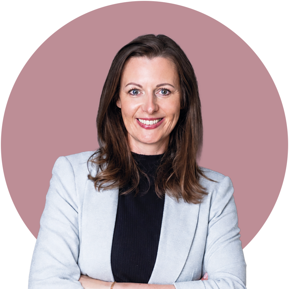 Portrait auf rosa Hindergrund der CR der BURGENLÄNDERIN Nicole Schlaffer