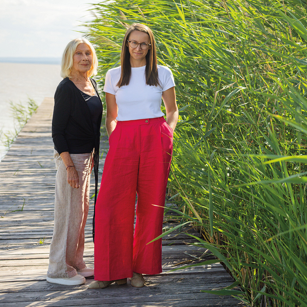 Nincshof: Zwei Frauen am Schilfgürtel des Neusiedler Sees auf einem Holzsteg.