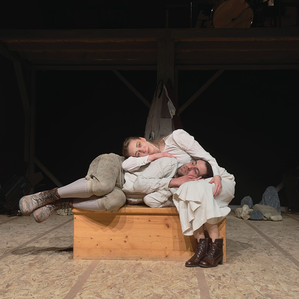 Selina Heindl bei einer Theaterinszenierung gemeinsam mit einem Schauspielkollegen auf der Bühne.