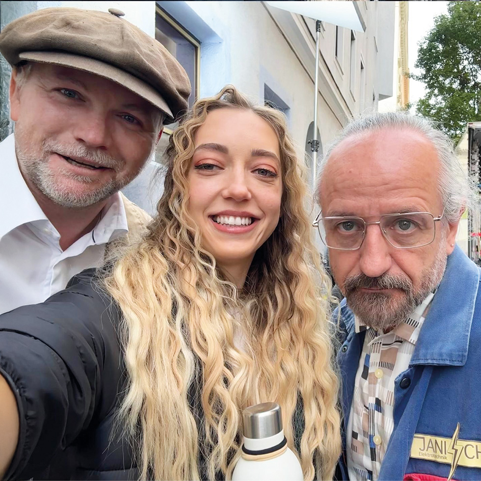 Selina Heindl bei einem Selfie mit zwei Schauspielkollegen während Dreharbeiten.