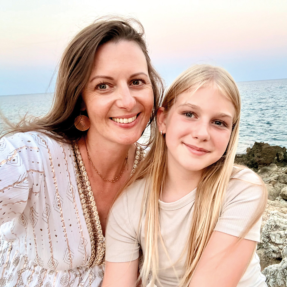 Mallorca-Urlaub: Mutter und Tochter bei einem gemeinsamen Ausflug am Meer.