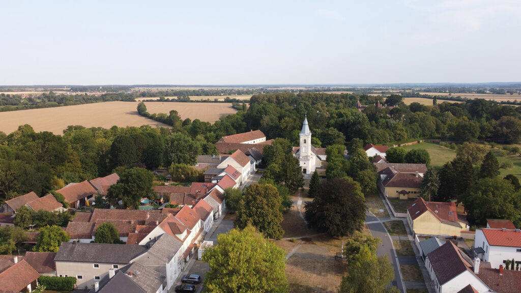 Luftaufnahme von Eberau im Südburgenland mit Kirche, Ortskern und umliegender Landschaft.