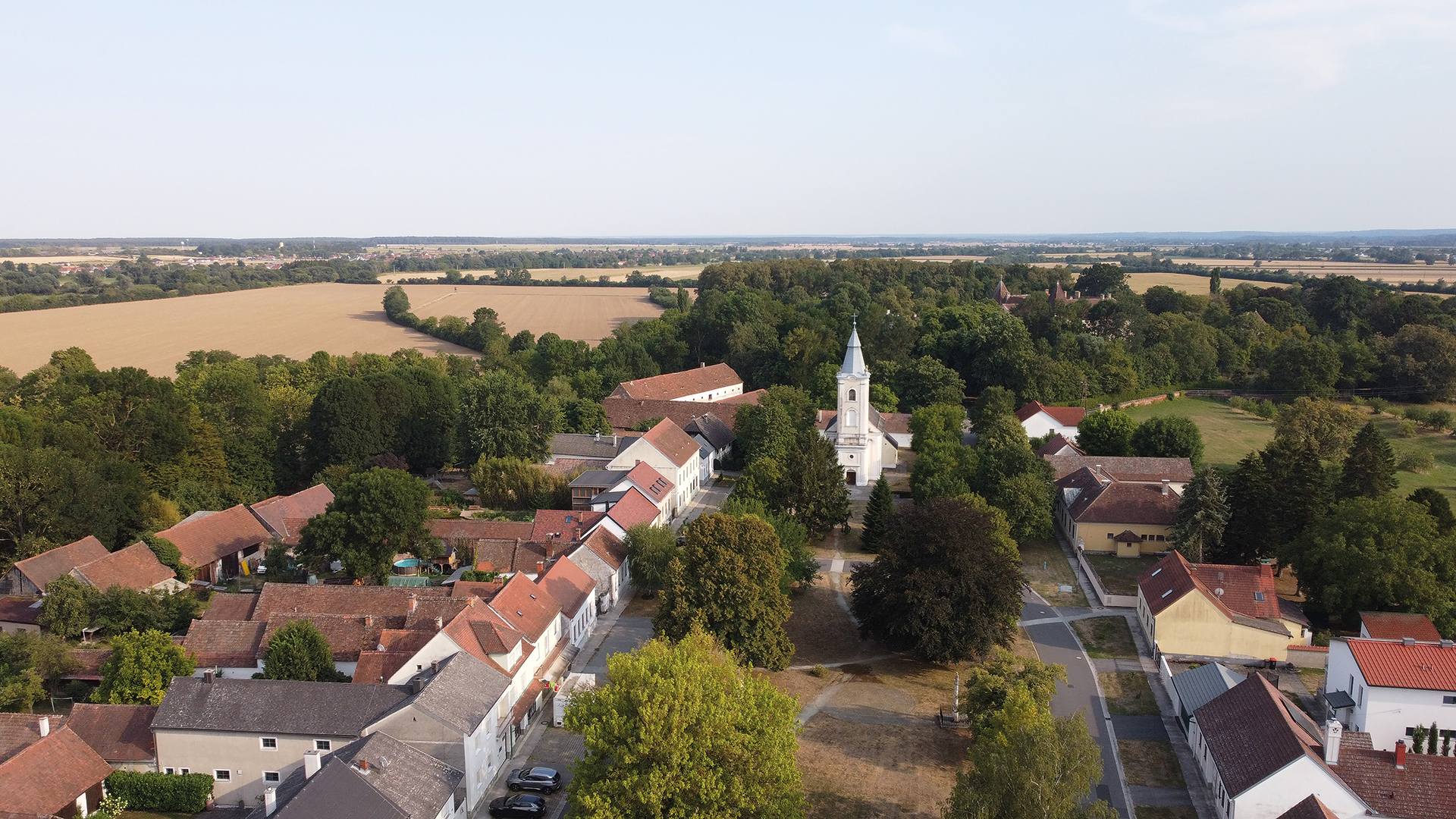 Luftaufnahme von Eberau im Südburgenland mit Kirche, Ortskern und umliegender Landschaft.
